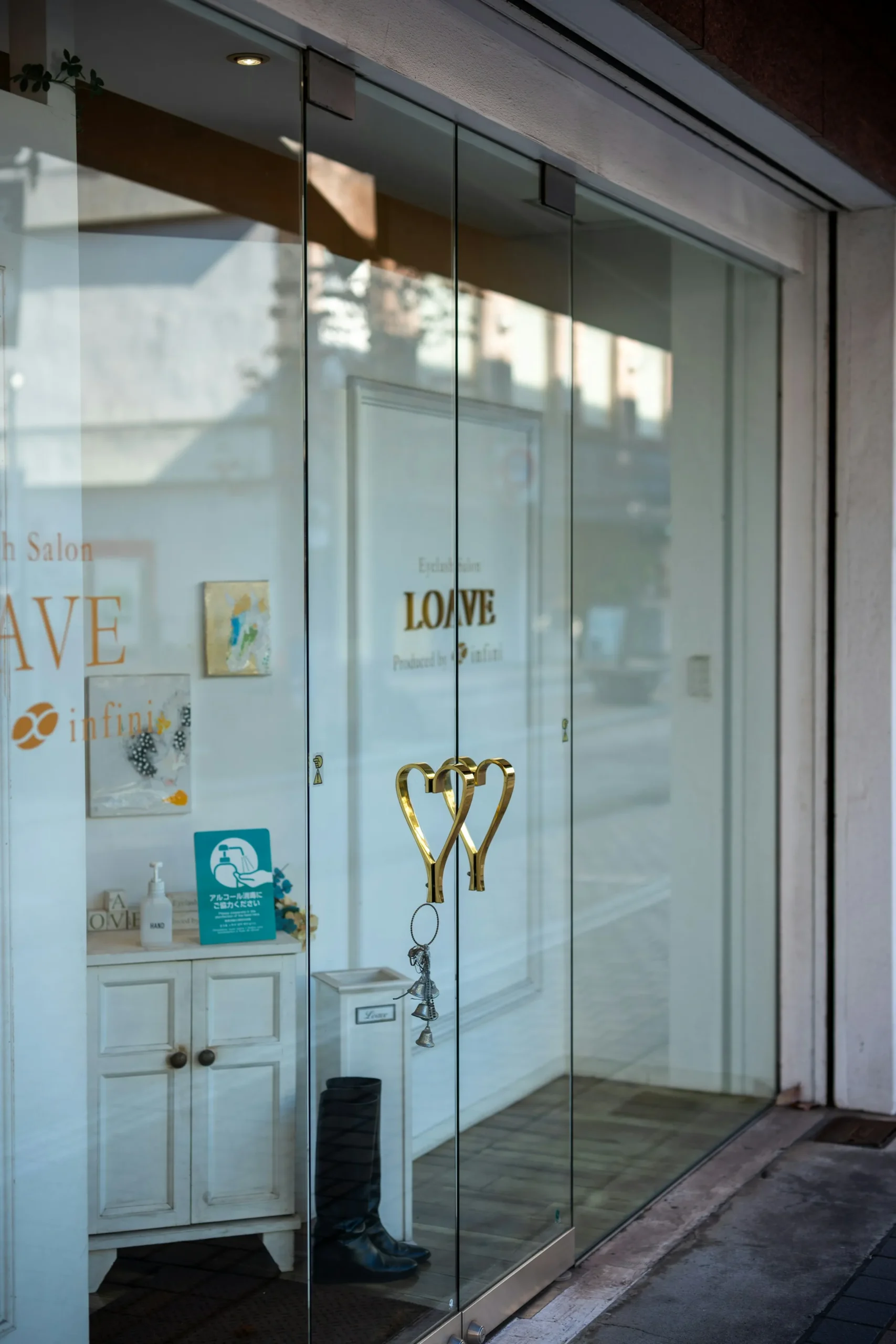 Frameless indoor glass door installation in a modern interior